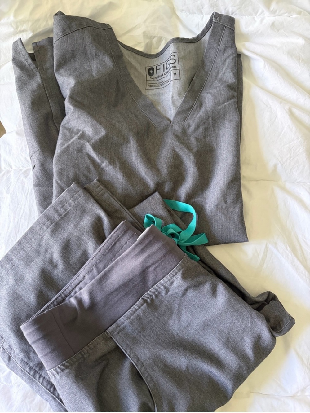Figs Gray Women's V-Neck Scrub Top & Jogger Pants